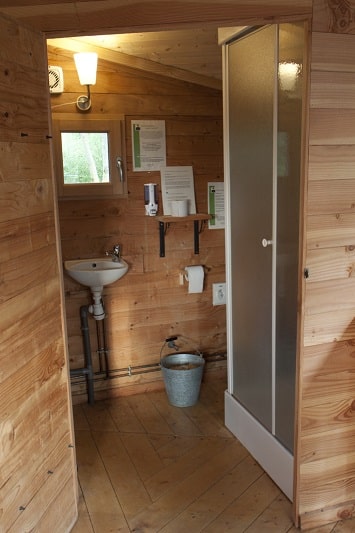 Cabane sur l'eau avec salle de bains