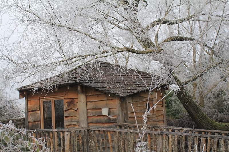 Cabane sur l'eau en hiver