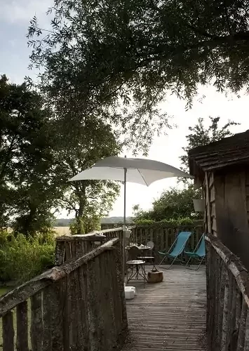 Cabane Libellule au lever du soleil sur l’étang