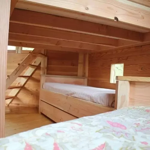 Cabane perchée dans les arbres les 3 Chouettes