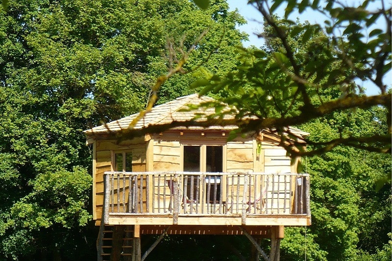 Cabane perchée dans les arbres les 3 Chouettes