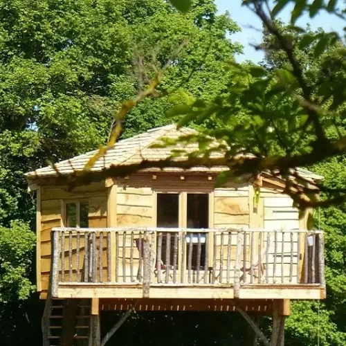 Vue extérieure de la cabane 3 Chouettes dans les arbres