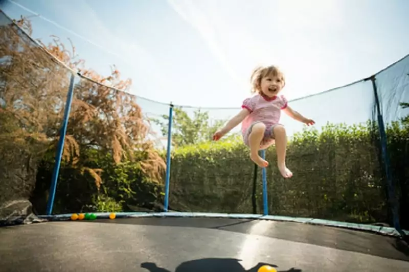 des vacances écologiques en famille, avec un trampoline