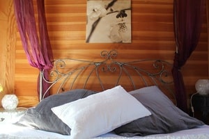 Dormir dans une cabane dans les arbres
