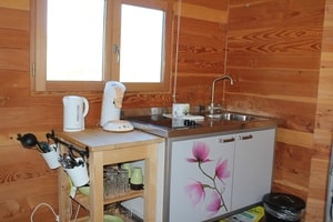 Cabane dans les arbres avec cuisine