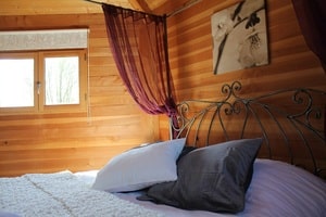 Cabane dans les arbres romantique