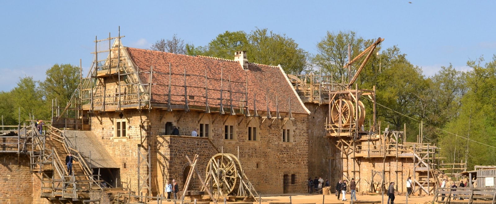 Château fort de Guédelon, hébergements et locations aux alentours