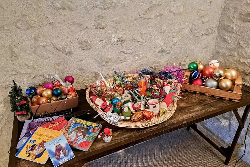 des décorations de Noël, pour le sapin de Family Ecolodge Puisaye