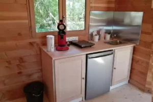 la kitchenette de la cabane dans les arbres écureuil, à Family Ecolodge Puisaye, une cabane pour Noël en Centre-Val de Loire