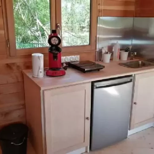 la kitchenette de la cabane dans les arbres écureuil, à Family Ecolodge Puisaye, une cabane pour Noël & un nouvel an en Centre-Val de Loire