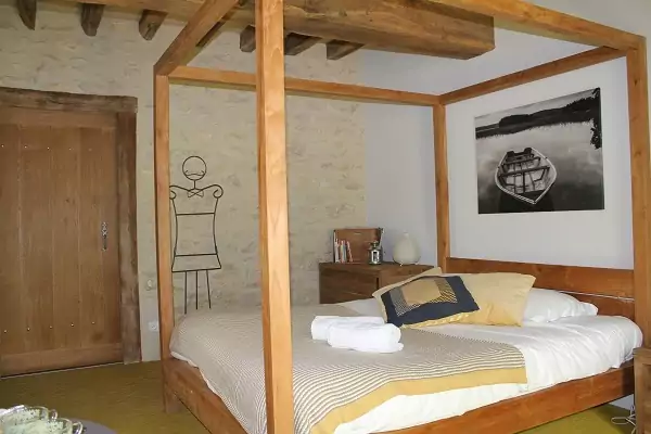 le lit à baldaquins de la chambre du gite Family Ecolodge Puisaye, pour un Noël insolite en famille
