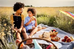 un pique-nique en famille en pleine nature, ambiance glamping à Family Ecolodge Puisaye, en France