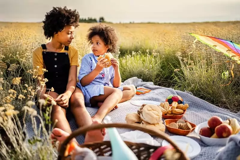 un pique-nique en famille en pleine nature, ambiance glamping à Family Ecolodge Puisaye, en France