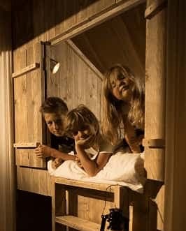 enfants en lit cabane