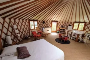 l'intérieur des grandes yourtes de Family Ecolodge Puisaye, pour des vacances en hébergement insolite en famille à Noël