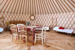 la salle à manger de la yourte pour viovre des vacances d'hiver magiques au coeur de la nature, à Noël