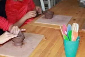 des enfants créent des objets en terre, atelier poterie, une animation vacances en famille de Family Ecolodge Puisaye