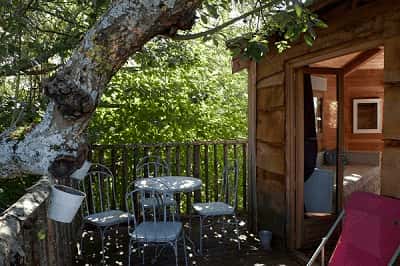 Cabane dans les arbres avec salle de bains