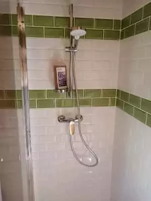 Cabane avec salle de bains