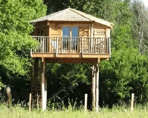 Cabane 3 Chouettes du Family Ecolodge Puisaye perchée dans les arbres