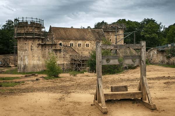 Des passionnés bâtissent un château-fort à Guédelon comme au Moyen Age - Le  Temps