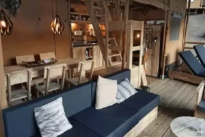 le séjour salle à manger du glamping safari lodge de Family Ecolodge Puisaye