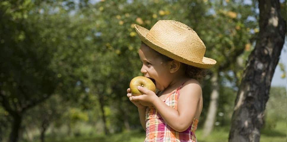 Enfant en vacances, vacances loin de la foule