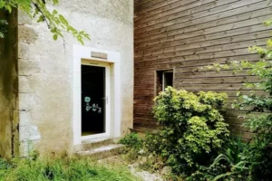 l'entrée indépendante de la chambre verte, chez Family Ecolodge Puisaye