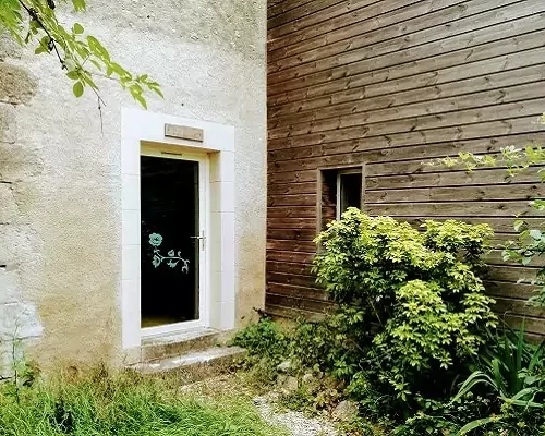 l'entrée indépendante de la chambre verte, chez Family Ecolodge Puisaye
