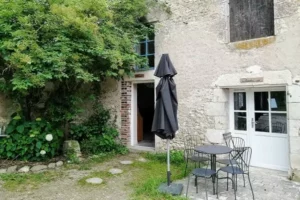 l'entrée indépendante de la chambre rose, chez Family Ecolodge Puisaye