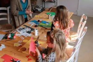 des enfants lors de l'atelier loisirs créatifs "mosaïque papier ", une animation spéciale vacances en famille à Family Ecolodge Puisaye