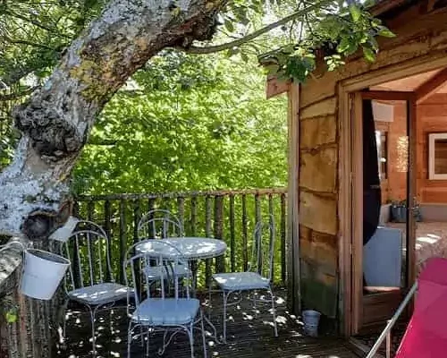la terrasse de la cabane perchée dans les arbres l'écureuil, à Family Ecolodge Puisaye, entre Cher et Yonne