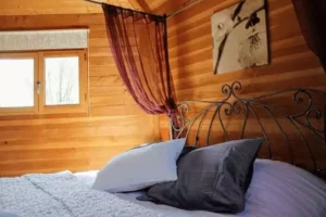 lit de la cabane dans les arbres