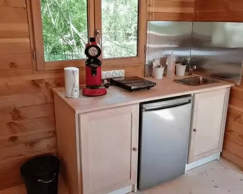 cuisine de la cabane dans les arbres l'écureuil