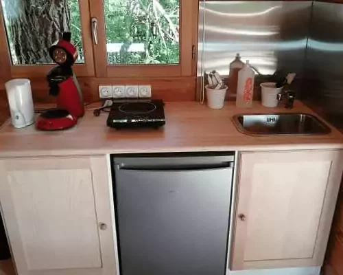 kitchenette de la cabane dans les arbres l'écureuil et la cabane sur l'eau