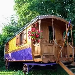 la roulotte de Family Ecolodge Puisaye, pour organiser un week-end insolite en groupe