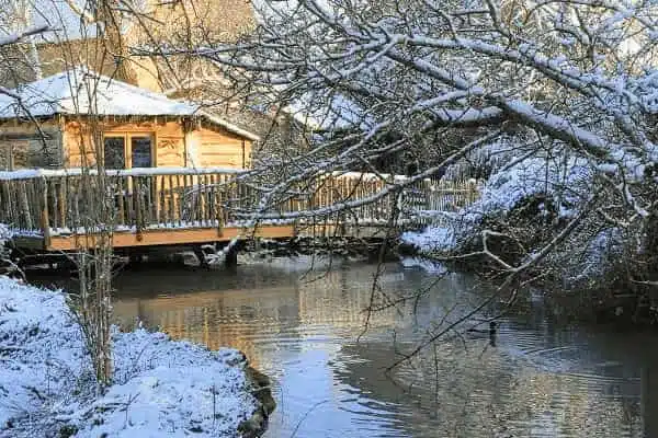 cabane sur l'eau en hiver, dans le Loiret