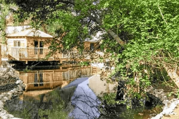 cabane sur l'eau, un hébergement insolite