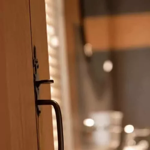 Ambiance chaleureuse de la Suite Familiale en été