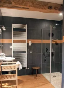 la salle de bain de la chambre parentale de la suite familiale