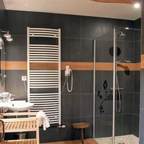 la salle de bain de la chambre parentale de la suite familiale