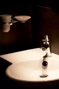 le lavabo de la salle de bain de la chambre parentale de la suite familiale