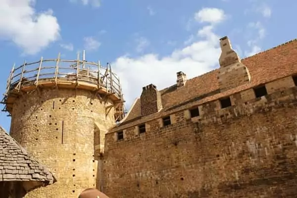 visiter le château fort de Guédelon pendant un week-end insolite en groupe à Family Ecolodge Puisaye