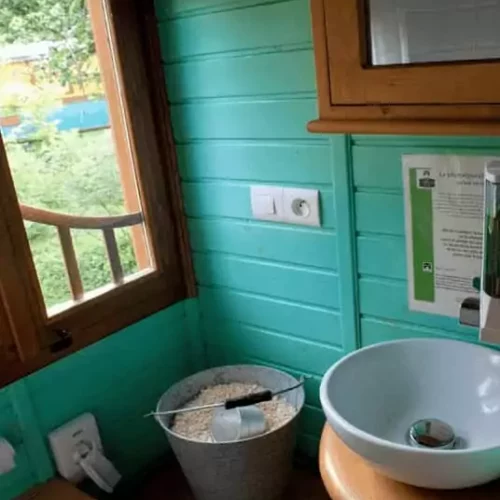 Ambiance bohème à l’intérieur de la roulotte, même dans la salle de bains