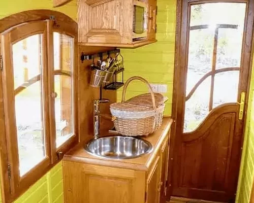 le coin cuisine de la roulotte Nain Jaune, à Family Ecolodge Puisaye, entre St Fargeau et Briare