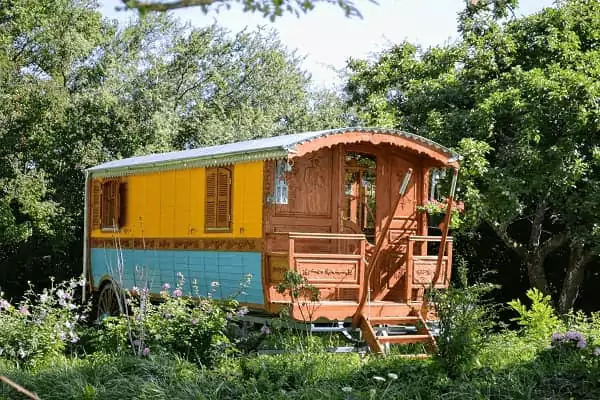 roulotte "Nain Jaune" de Family Ecolodge Puisaye pour des vacances insolites en famille ou en couple