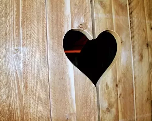 un détail du lit cabane de la tente safari de Family Ecolodge Puisaye