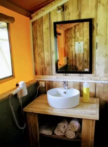 le lavabo du glamping safari-lodge de Family Ecolodge Puisaye entre Bourgogne et région Centre