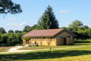 la tente safari de Family Ecolodge Puisaye, pour des vacances camping de luxe en famille