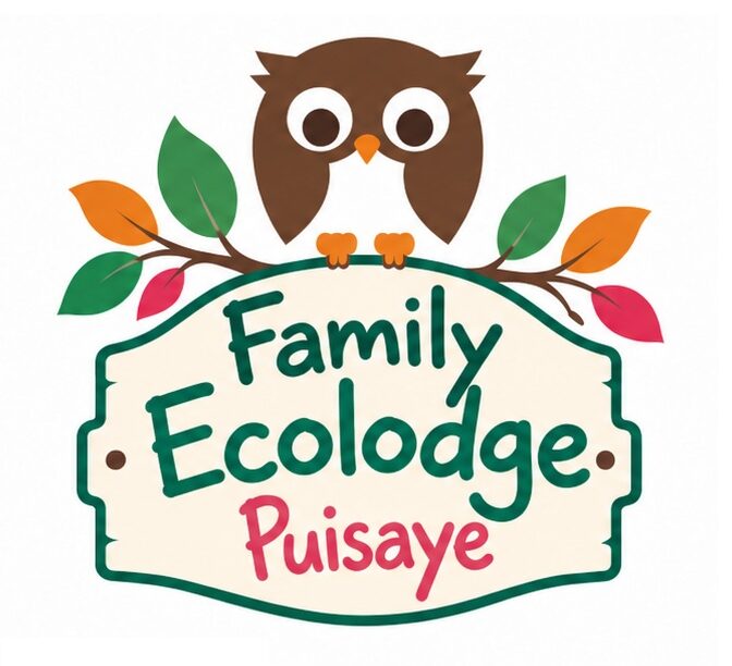 Logo Family Ecolodge Puisaye, un hibou posé sur un panneau "Family Ecolodge Puisaye"